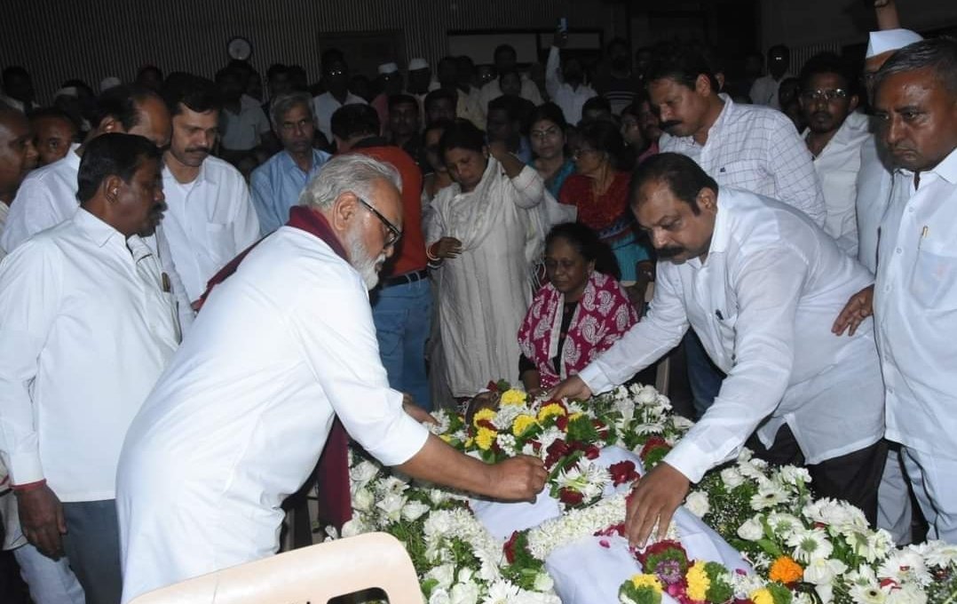 अन्न, नागरी पुरवठा व ग्राहक संरक्षण मंत्री  छगन भुजबळ यांनी घेतले प्रा. हरी नरके यांच्या पार्थिवाचे अंत्यदर्शन