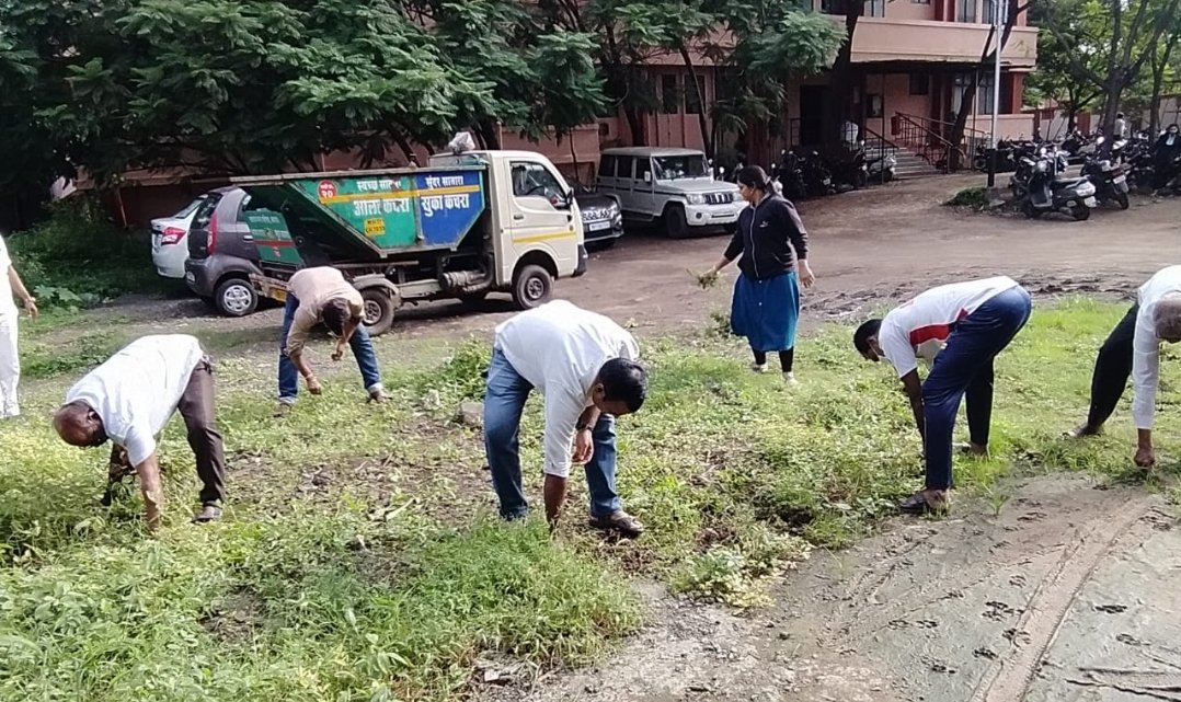 प्रशासकीय इमारतीच्या परिसराची अधिकारी कर्मचाऱ्यांकडून स्वच्छता