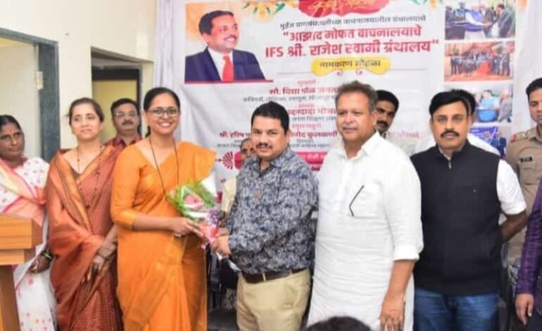 सेल टॅक्स ऑफिसर अमोल गोरे यांच्याकडून आझाद मोफत वाचनालयाचे IFS राजेश स्वामी ग्रंथालयात समृद्धीची भर