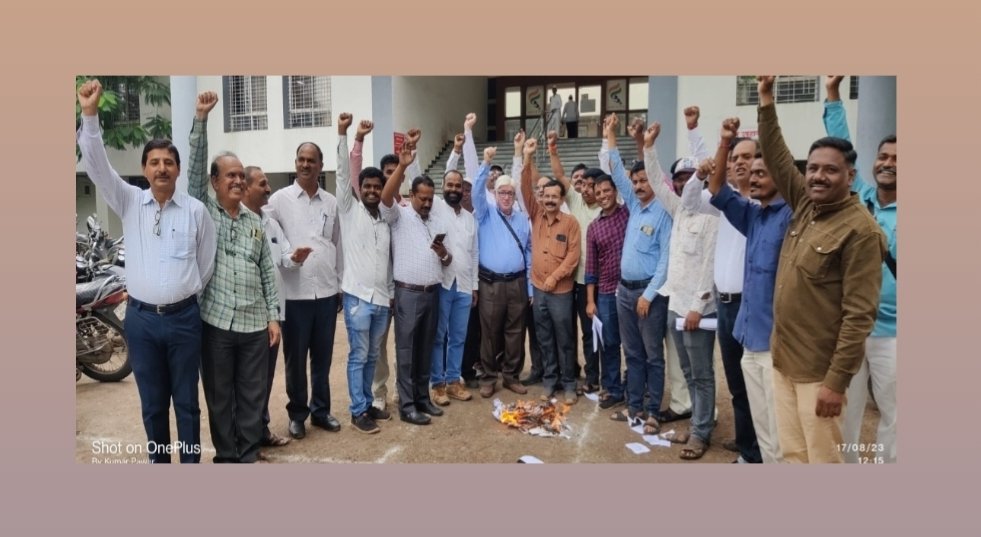 पत्रकारांनी वाई उपविभागीय व तहसील कार्यालया समोर केली पत्रकार संरक्षण कायद्याची होळी