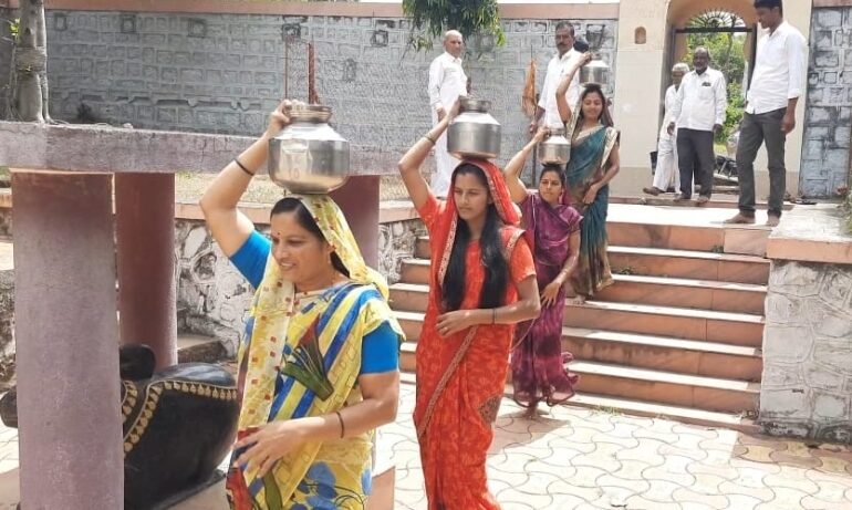 पाऊस पडावा म्हणून पिंपोडकरांनी नागेश्वर मंदिरातील पिंड ठेवली पाण्यात.