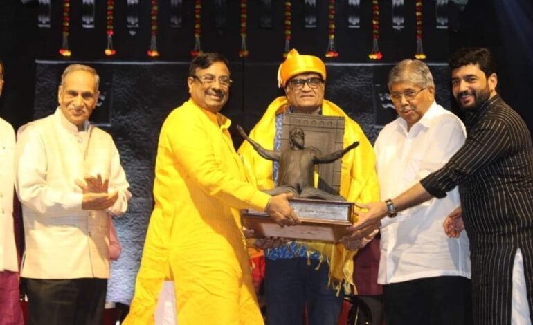 ज्येष्ठ रंगकर्मी अशोक सराफ यांना सांस्कृतिक कार्यमंत्री सुधीर मुनगंटीवार यांच्या हस्ते शिवशाहीर बाबासाहेब पुरंदरे पुरस्कार प्रदान
