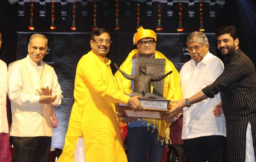 ज्येष्ठ रंगकर्मी अशोक सराफ यांना सांस्कृतिक कार्यमंत्री सुधीर मुनगंटीवार यांच्या हस्ते शिवशाहीर बाबासाहेब पुरंदरे पुरस्कार प्रदान