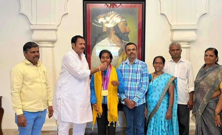 जागतिक तिरंदाजी स्पर्धेत सुवर्ण पदक पटकावणारी अदिती स्वामी हीचा आज जलमंदिर पॅलेस येथे सहकुटुंब सन्मान
