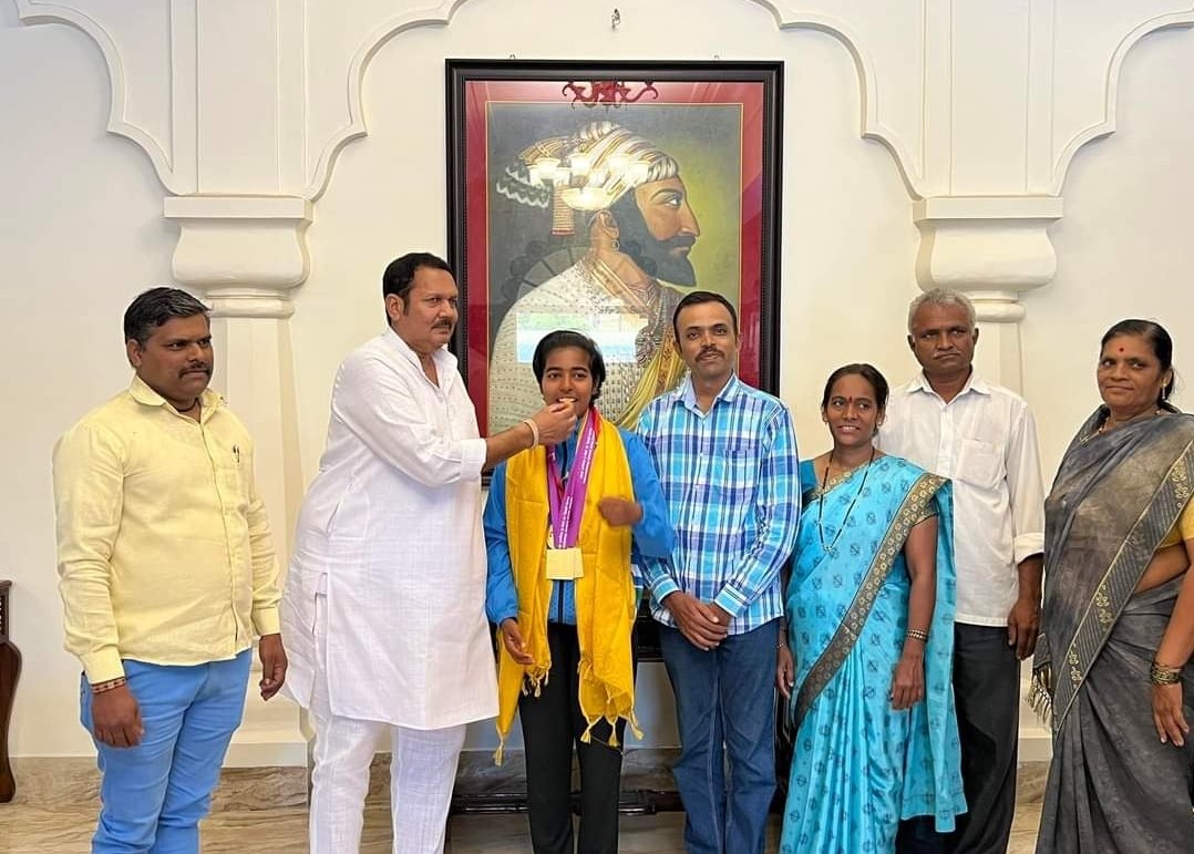 जागतिक तिरंदाजी स्पर्धेत सुवर्ण पदक पटकावणारी अदिती स्वामी हीचा आज जलमंदिर पॅलेस येथे सहकुटुंब सन्मान