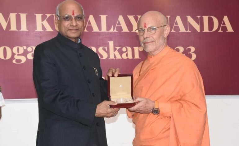 राज्यपाल रमेश बैस यांच्या हस्ते कुवलयानंद योग पुरस्कारांचे वितरण