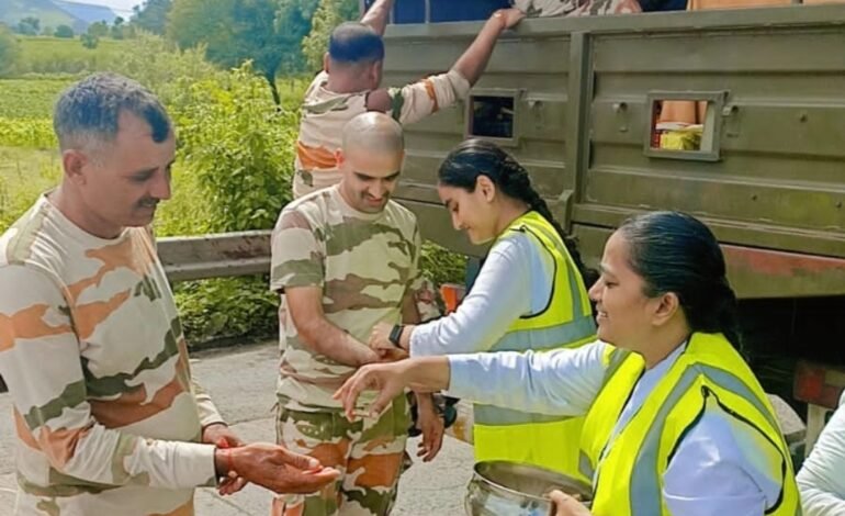 आनेवाडी टोलनाक्यावर भारतीय सैन्य दलातील जवानांना राखी बांधून साजरे झाले रक्षाबंधन