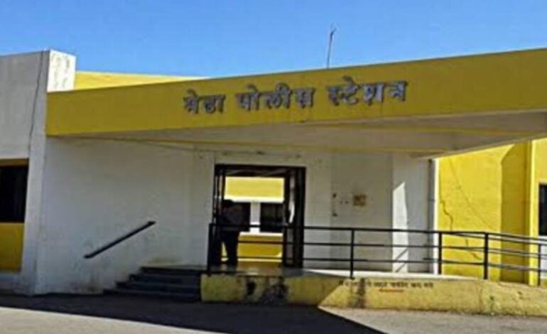 रस्त्याच्या वादातून ये जा करण्यास मज्जाव करून कुटुंबाला टाकले वाळीत