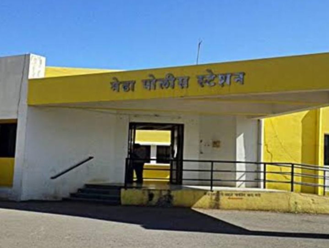 रस्त्याच्या वादातून ये जा करण्यास मज्जाव करून कुटुंबाला टाकले वाळीत