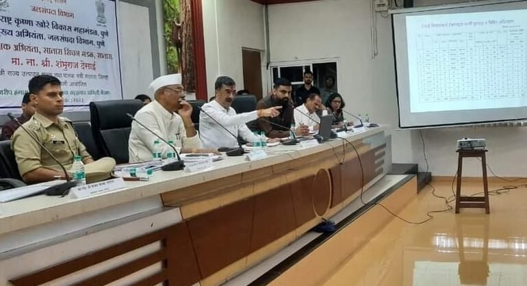 धरणातील उपलब्ध पाणी पिण्यासाठी व शेतीसाठी राखून ठेवा – पालकमंत्री शंभूराज देसाई