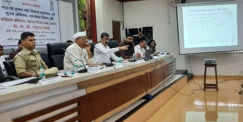 धरणातील उपलब्ध पाणी पिण्यासाठी व शेतीसाठी राखून ठेवा – पालकमंत्री शंभूराज देसाई