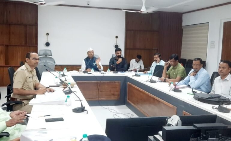 जिल्ह्यातील अपघातांचे प्रमाण कमी करण्यासाठी उपाययोजना करा – खासदार श्रीनिवास पाटील