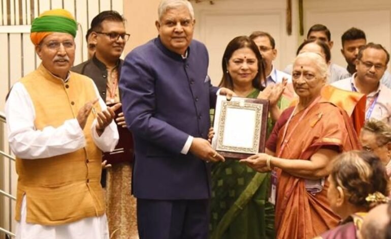 उपराष्ट्रपतींच्या हस्ते कला प्रदर्शन क्षेत्रातील 84 कलाकारांना  संगीत नाटक अकादमी अमृत पुरस्कार प्रदान , महाराष्ट्रातील 7 जणांचा पुरस्कार विजेत्यांमध्ये समावेश