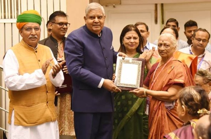 उपराष्ट्रपतींच्या हस्ते कला प्रदर्शन क्षेत्रातील 84 कलाकारांना  संगीत नाटक अकादमी अमृत पुरस्कार प्रदान , महाराष्ट्रातील 7 जणांचा पुरस्कार विजेत्यांमध्ये समावेश