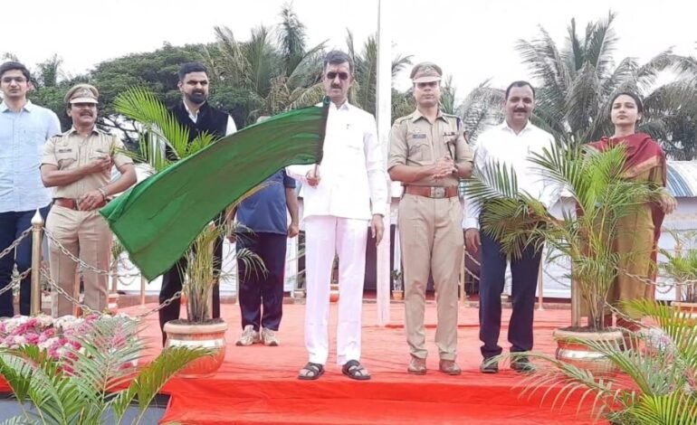 पोलीस दल अद्ययावतीकरणासाठी साधन सामुग्रीचे पालकमंत्री शंभूराज देसाई यांच्या हस्ते हस्तांतरण ग्राम सुरक्षा यंत्रणा शुभारंभ
