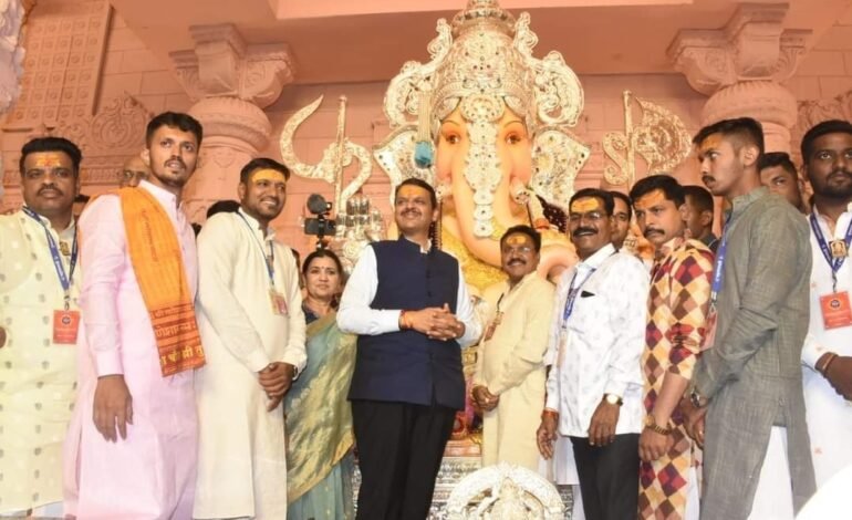 उपमुख्यमंत्री देवेंद्र फडणवीस यांची पुण्यातील मानाच्या गणपतींसह इतर गणेश मंडळांना भेट