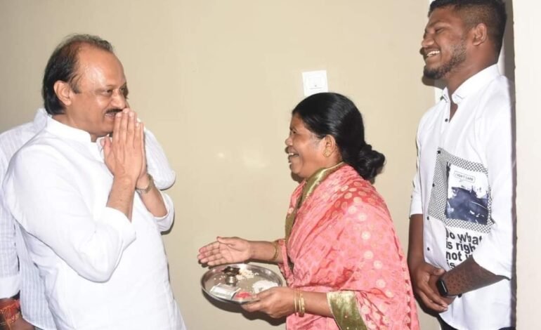 उपमुख्यमंत्री अजित पवार यांची झोपडपट्टी पुनर्वसन प्रकल्पाला भेट