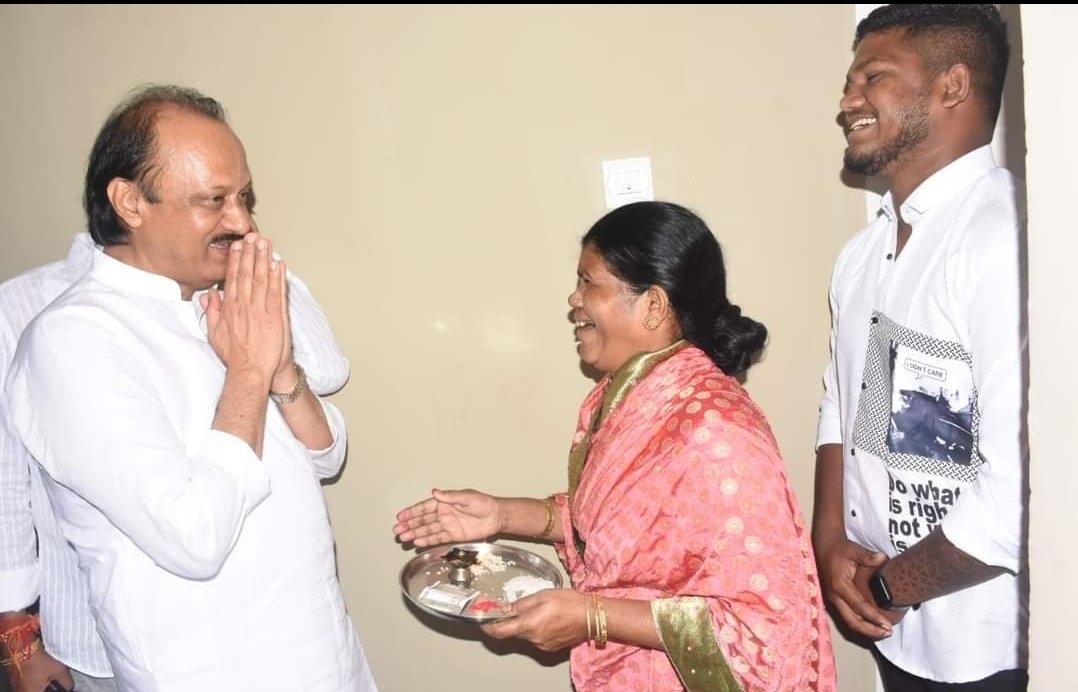 उपमुख्यमंत्री अजित पवार यांची झोपडपट्टी पुनर्वसन प्रकल्पाला भेट