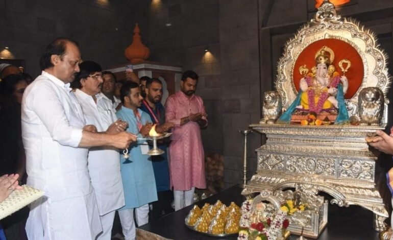 उपमुख्यमंत्री अजित पवार यांची पुण्यातील मानाच्या गणपतींसह इतर गणेश मंडळांना भेट