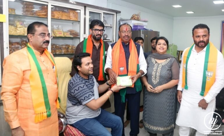 भाजपच्या प्रदेशाध्यक्षांना पडली सातारी कंदीपेढ्याची भुरळ.