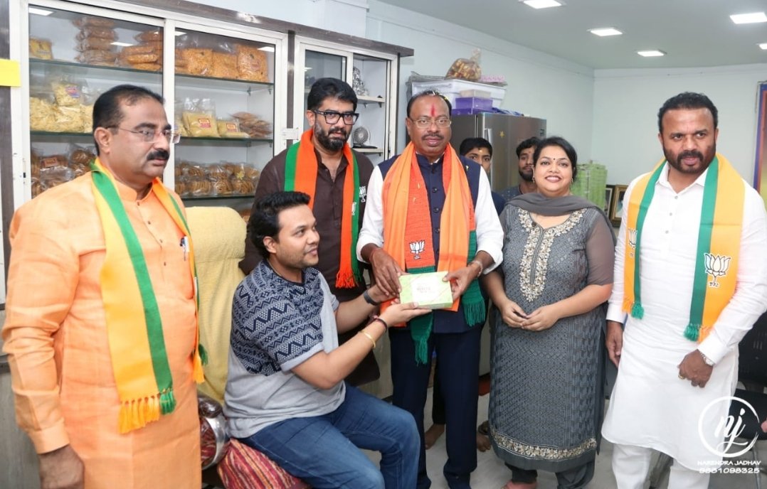 भाजपच्या प्रदेशाध्यक्षांना पडली सातारी कंदीपेढ्याची भुरळ.