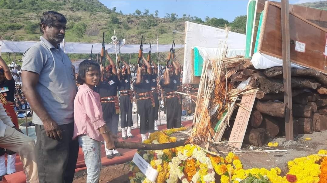 शहीद  जवान शंकर उकलीकर यांच्या पार्थिवावर शासकीय इतमामात वसंतगड येथे अंत्यसंस्काऱ