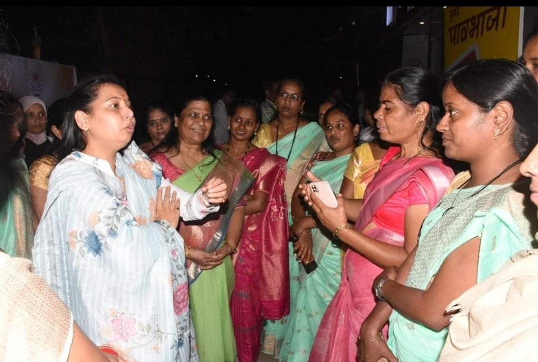 महिला व बालविकास मंत्री आदिती तटकरे यांची महिला बचत गटांच्या तेजस्विनी कलादालनास भेट