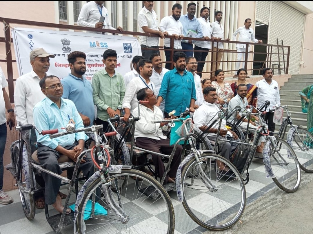 दिव्यांगाना तीनचाकी सायकल चे मोफत वाटप