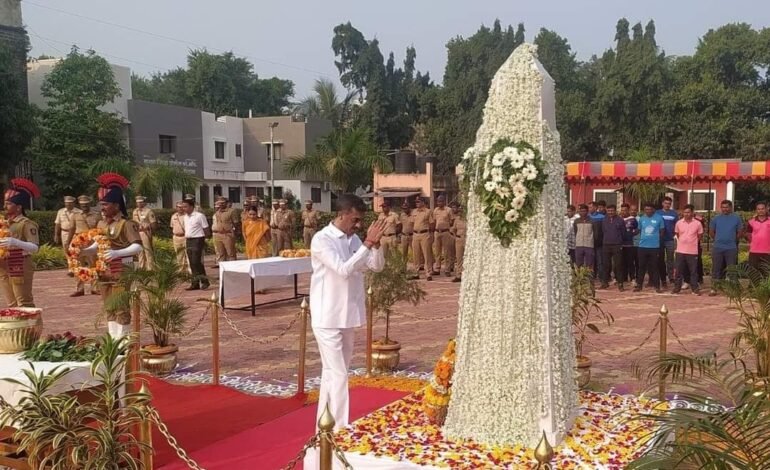 पोलीस स्मृतिदिनानिमित्त पालकमंत्री शंभूराज देसाई यांच्याकडून अभिवादन