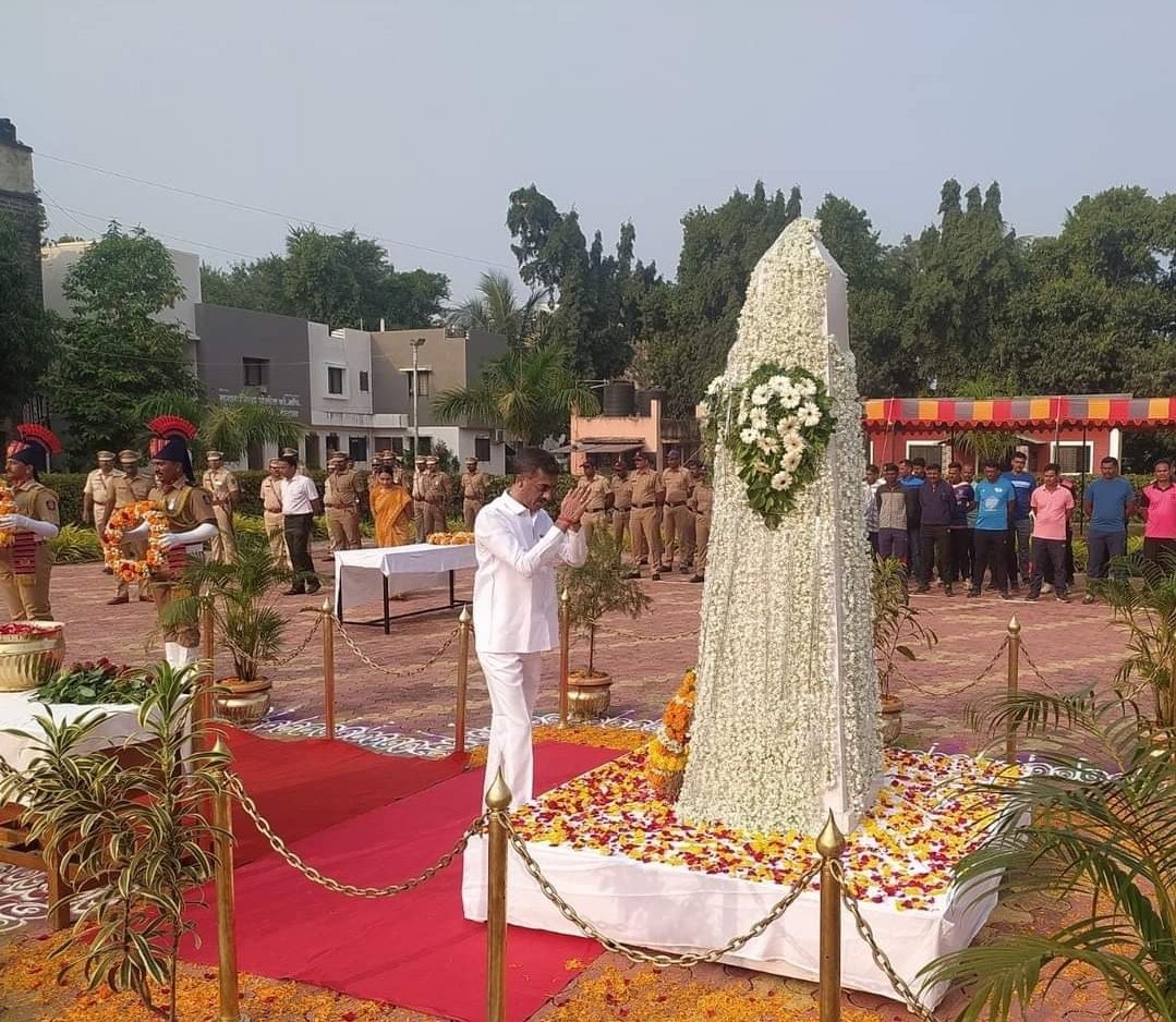 पोलीस स्मृतिदिनानिमित्त पालकमंत्री शंभूराज देसाई यांच्याकडून अभिवादन