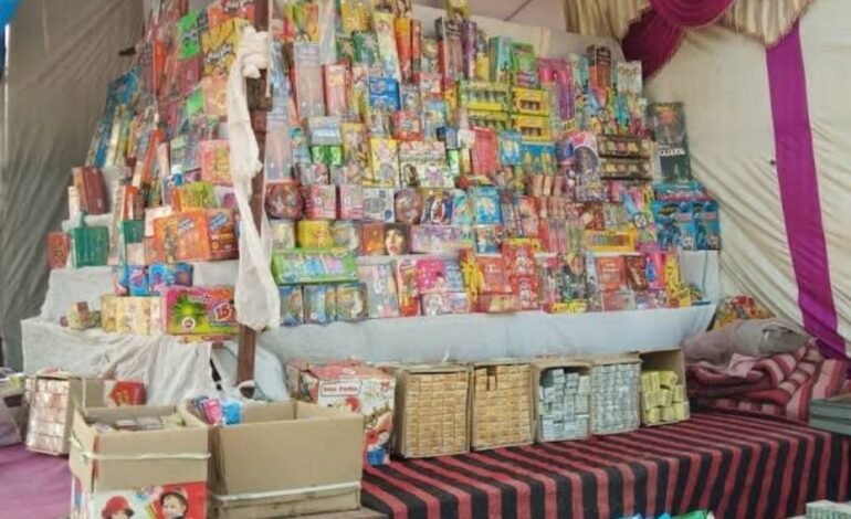 विना परवाना फटाका स्टॉलवर कारवाई होणार – तहसिलदार राजेश जाधव