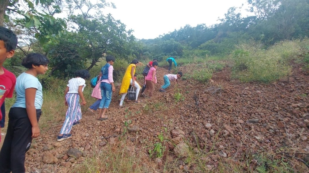 प्रेरणा संवादाच्या बालमित्रमैत्रिणींना करहरच्या नेचर केअर टेकर संस्थेने दाखविले भविष्याचे अचूक वेध