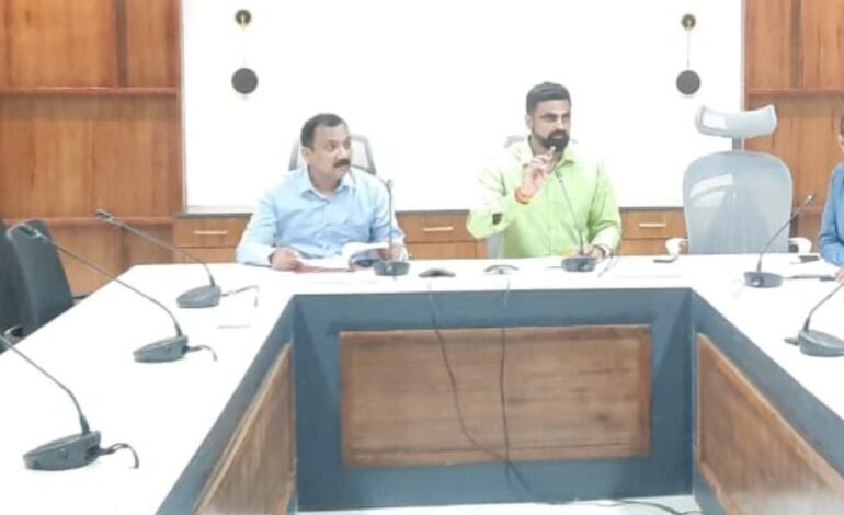 कास परिसरातील जमिनीवर अनधिकृत बांधकाम केल्यास संबंधितावर कारवाई करणार – जिल्हाधिकारी जितेंद्र डुडी