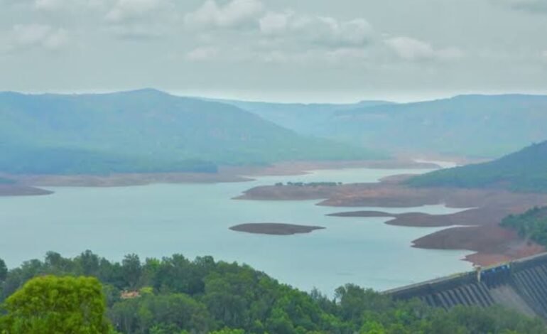 कोयना धरणात पाणी कमी असल्यामुळे कमतरतेच्या अनुषंगाने सिंचन आणि विज निर्मितीच्या पाणी वापरामध्ये कपात प्रस्तावित