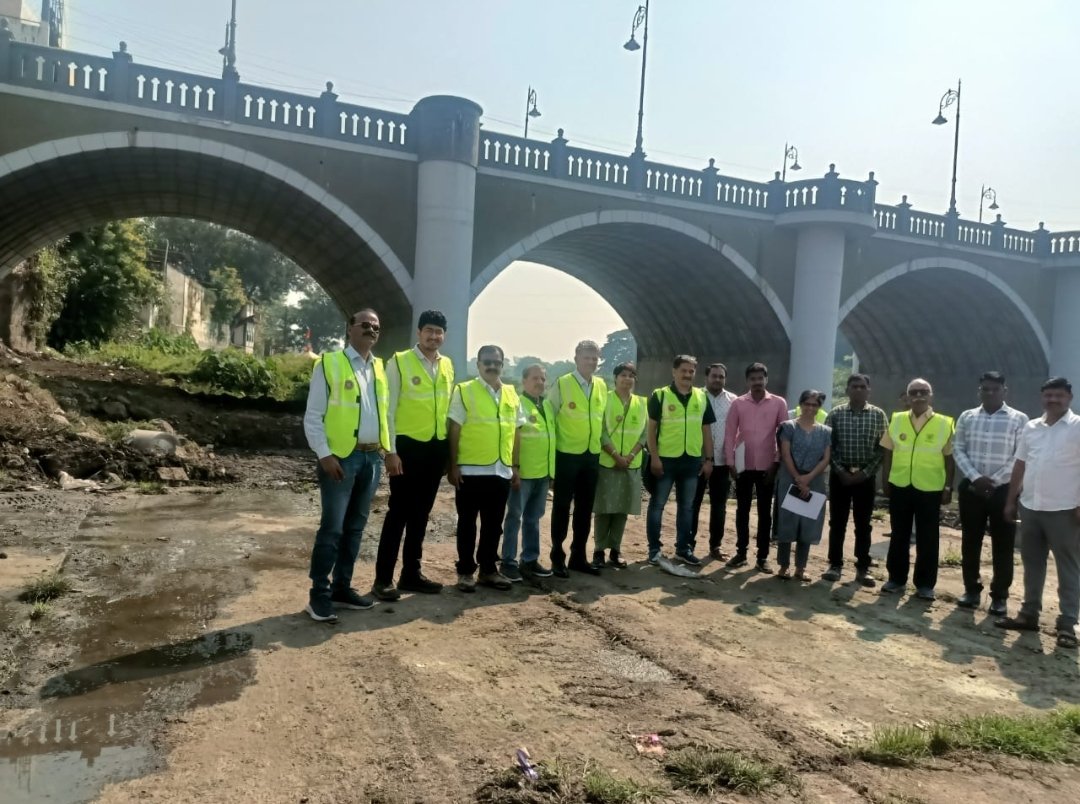 बिल्डर असोसिएशनच्या सदस्यांकडून वाईतील कृष्णा पुलाची पाहणी