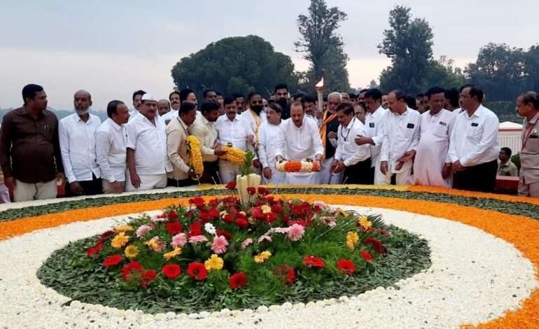 उपमुख्यमंत्री अजित पवार यांनी केले स्वर्गिय यशवंतराव चव्हाण यांना अभिवादन