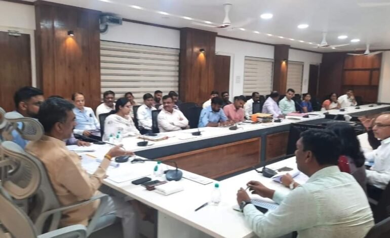 पुनर्वसनासाठी आवश्यक असणा-या जमिनींसाठी प्रस्ताव तात्काळ तयार करा – पालकमंत्री शंभूराज देसाई