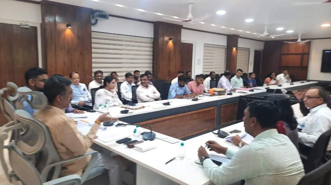 पुनर्वसनासाठी आवश्यक असणा-या जमिनींसाठी प्रस्ताव तात्काळ तयार करा – पालकमंत्री शंभूराज देसाई