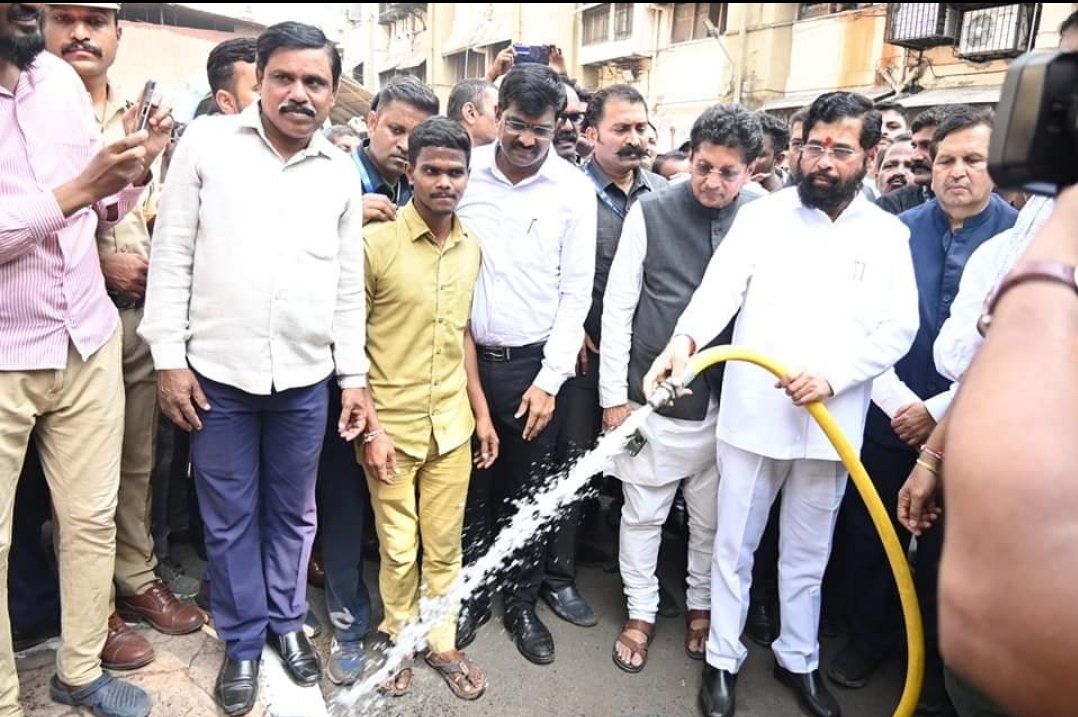 मुख्यमंत्र्यांनी स्वत: हाती घेतला फवारा, मुंबईत स्वच्छता अभियानाची सुरुवात