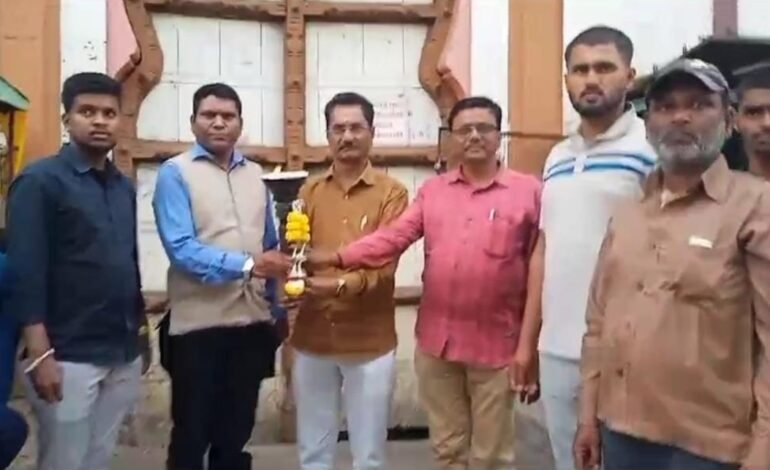 छत्रपती प्रतापसिंह हायस्कूल येथून भीमज्योत भिमाई भूमीमार्गे पणुंब्रेकडे मार्गस्थ.