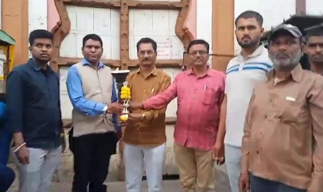 छत्रपती प्रतापसिंह हायस्कूल येथून भीमज्योत भिमाई भूमीमार्गे पणुंब्रेकडे मार्गस्थ.