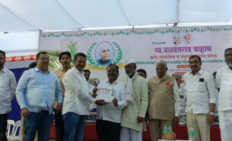 शेतीतील नवनवीन प्रयोगांसाठी खडकी ता. वाई येथील प्रशांत शिंगटे यांचा गौरव.