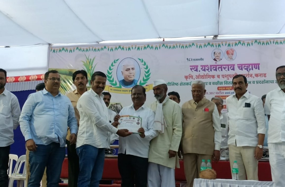 शेतीतील नवनवीन प्रयोगांसाठी खडकी ता. वाई येथील प्रशांत शिंगटे यांचा गौरव.