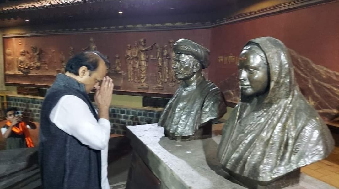 मुलींना शिक्षणाची प्रेरणा मिळेल असे स्मारक भिडेवाडा येथे उभारणार