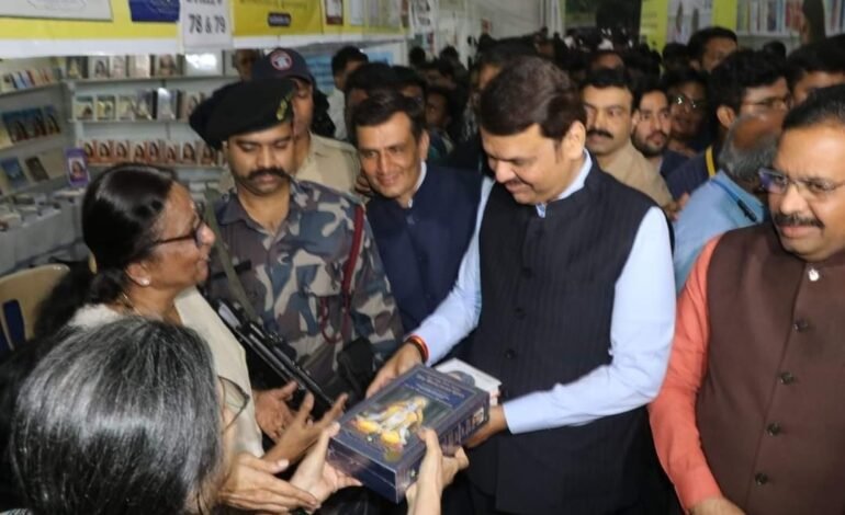 उपमुख्यमंत्री देवेंद्र फडणवीस यांची पुणे पुस्तक महोत्सवाला भेट