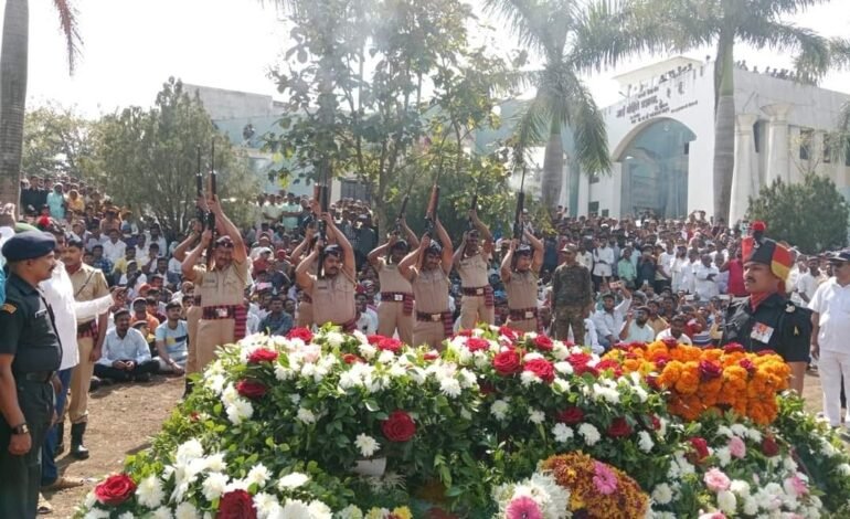 शहीद जवान अनिल कळसे यांच्या पार्थिवावर रेठरे खुर्द येथे शासकीय इतमामात अंत्यसंस्कार