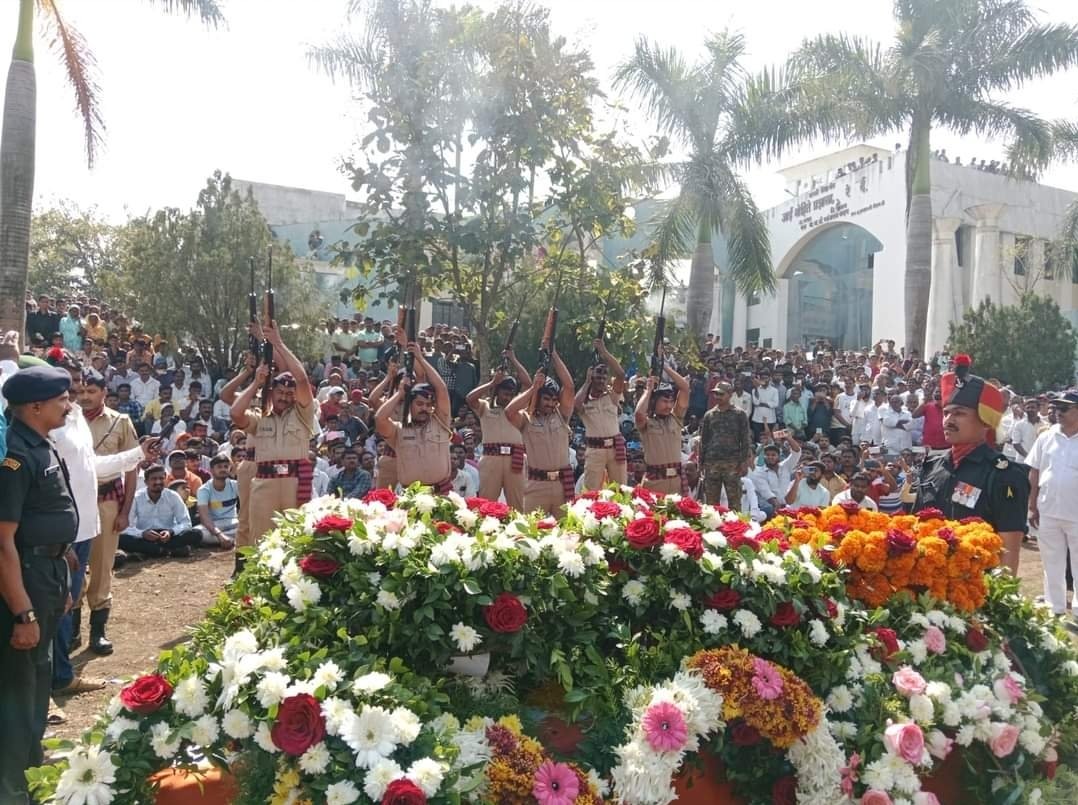 शहीद जवान अनिल कळसे यांच्या पार्थिवावर रेठरे खुर्द येथे शासकीय इतमामात अंत्यसंस्कार