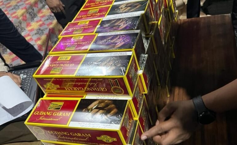 तस्करी करून आयात केलेल्या 2.4 कोटी रुपयांच्या सिगारेटचा साठा महसूल गुप्तचर संचालनालयाने एयर कार्गो संकुलात केला हस्तगत