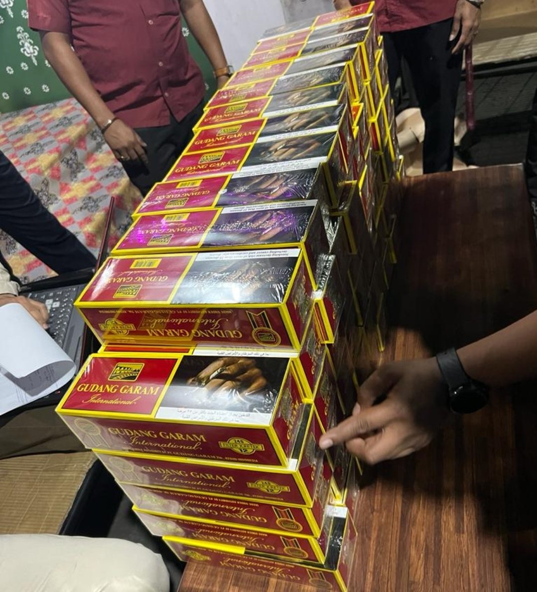 तस्करी करून आयात केलेल्या 2.4 कोटी रुपयांच्या सिगारेटचा साठा महसूल गुप्तचर संचालनालयाने एयर कार्गो संकुलात केला हस्तगत