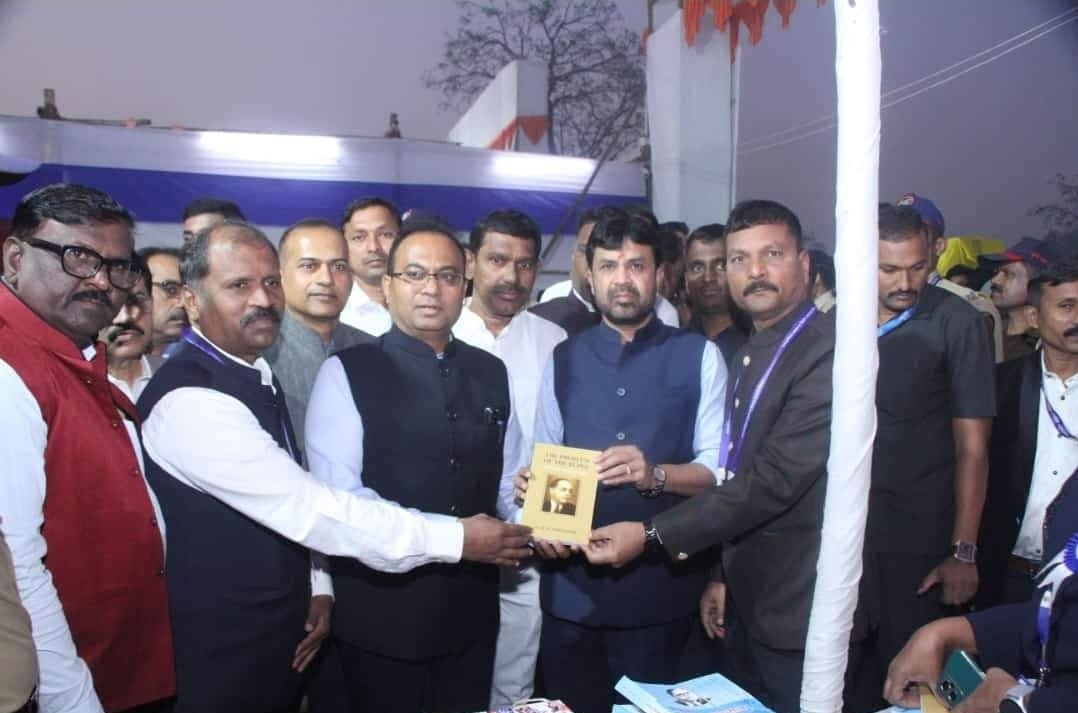 अर्थतज्ज्ञ डॉ. बाबासाहेब आंबेडकरांच्या ‘द प्रॉब्लेम ऑफ रुपी’ या ग्रंथ प्रदर्शनास अभुतपूर्व प्रतिसाद